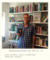 Sune Borkfelt, ph.d.-studerende ved Afdeling for Engelsk, Aarhus Universitet, står på sit kontor med postkort i hånden.