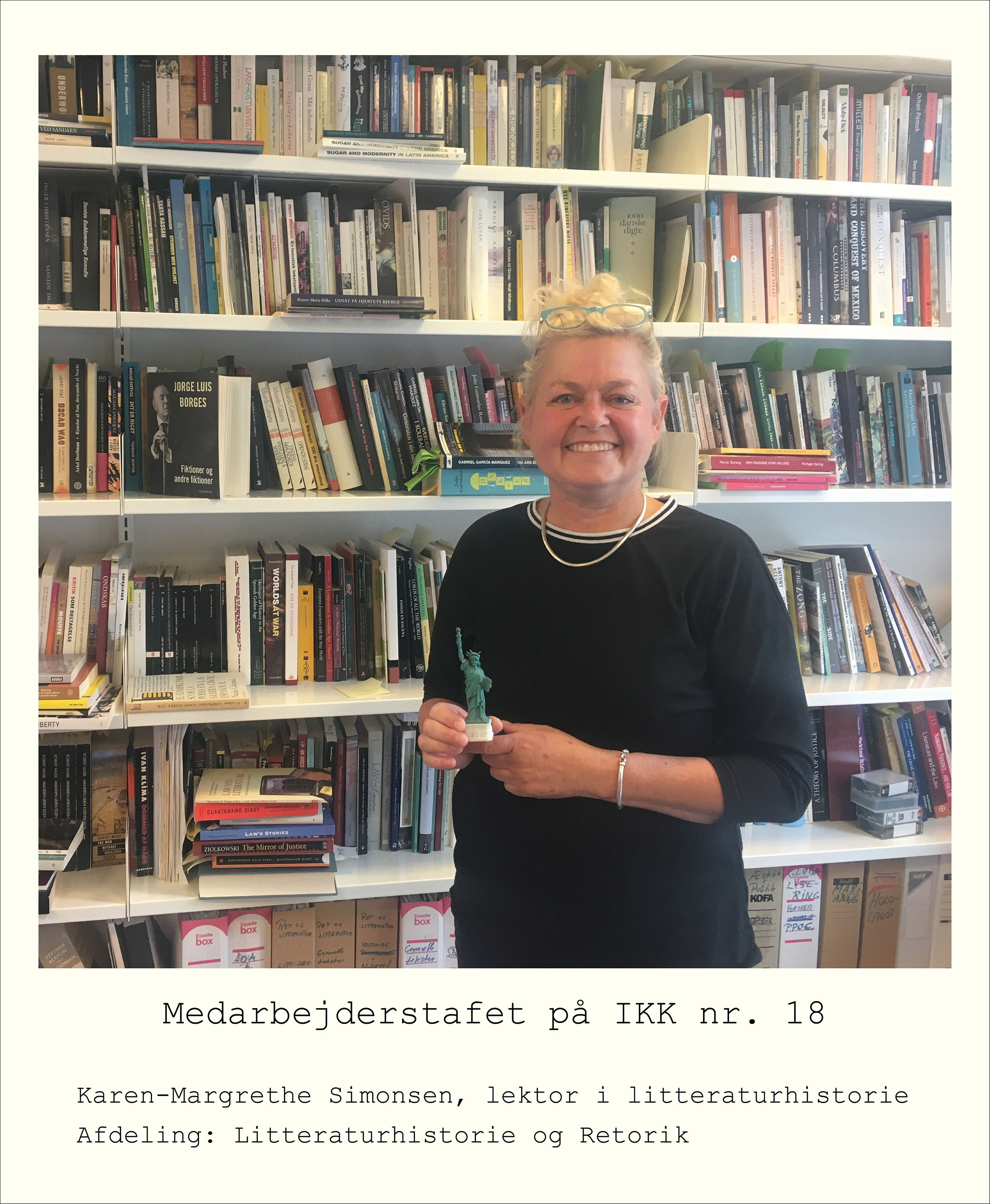Karen-Margrethe Simonsen, lektor i litteraturhistorie, Aarhus Universitet, på sit kontor.